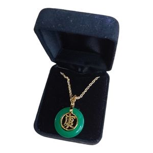 1 Women's Jade Imitation Necklace.